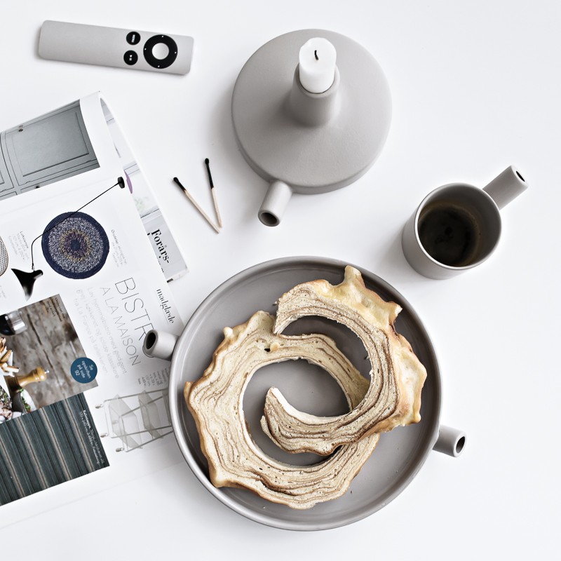 Old magazines and a gnarled cake | www.my-full-house.com | Top Scandinavian Interior and Lifestyle Blog