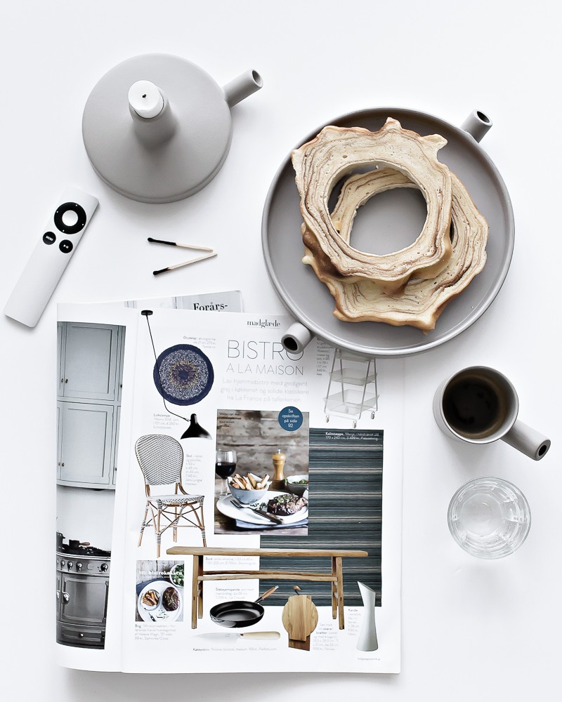 Old magazines and a gnarled cake | www.my-full-house.com | Top Scandinavian Interior and Lifestyle Blog