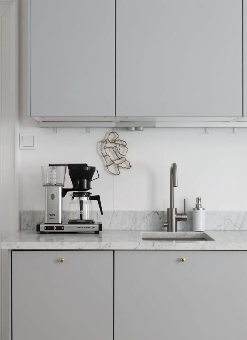 13 inspiring kitchens that pair white kitchen cabinets with black hardware  - COCO LAPINE DESIGNCOCO LAPINE DESIGN